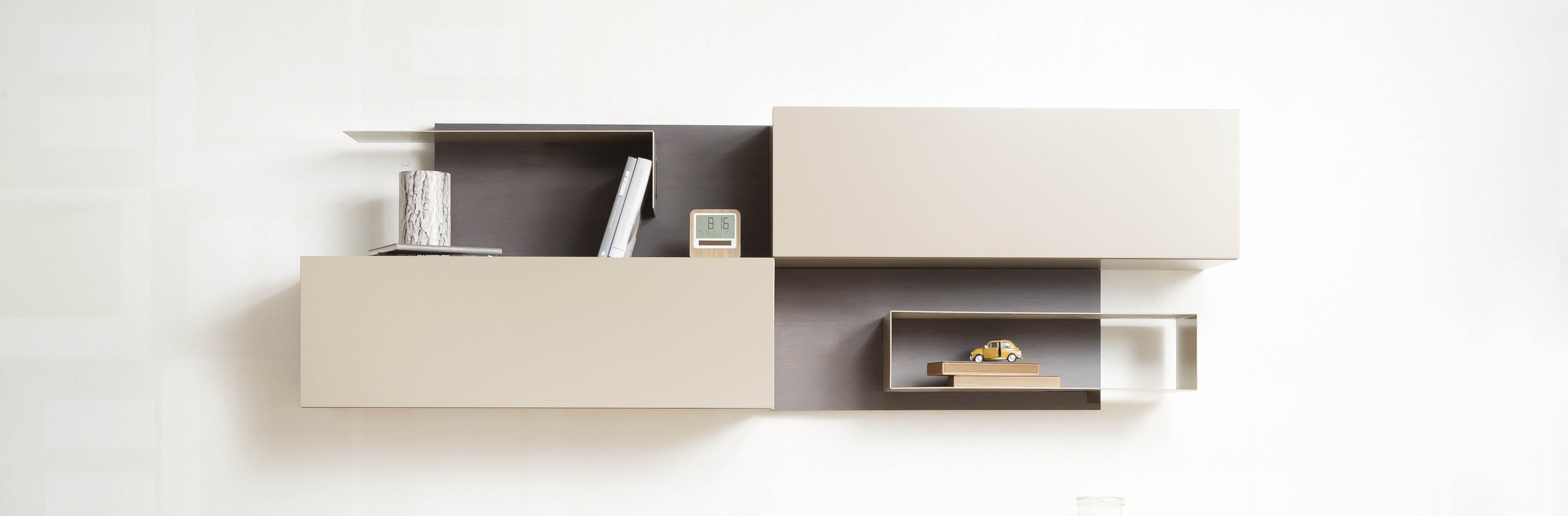 Design & Innenarchitektur | © Shutterstock Beige/graue Wohnwand mit Sideboard und Regal. Behandelt mit Pulverlack für qualitative Ästhetik | © Shutterstock