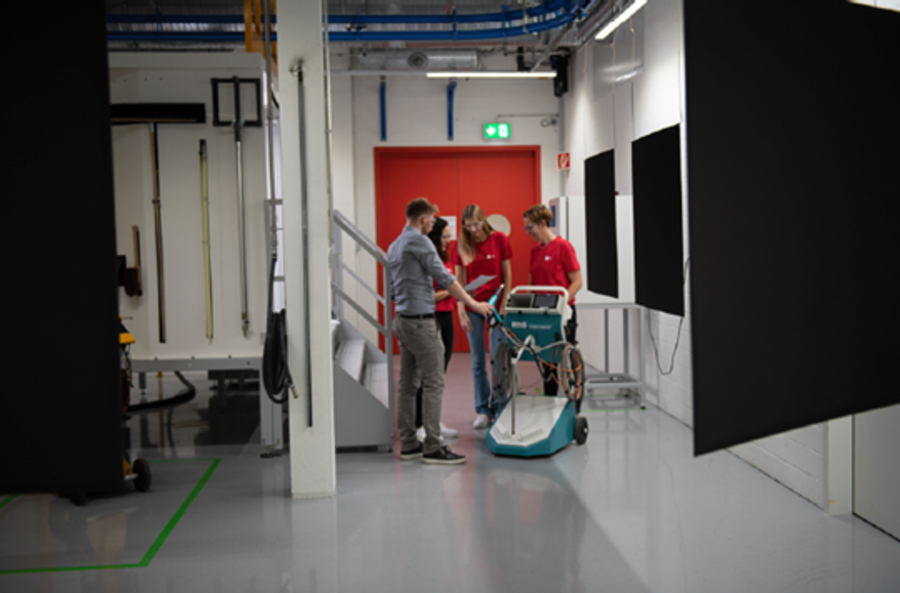 Individuelles Training | © IGP Pulvertechnik AG 3 Mitarbeitende der IGP Pulvertechnik AG und ein Kunde unterhalten sich über die Beschichtungen der Pulverlacke | © IGP Pulvertechnik AG