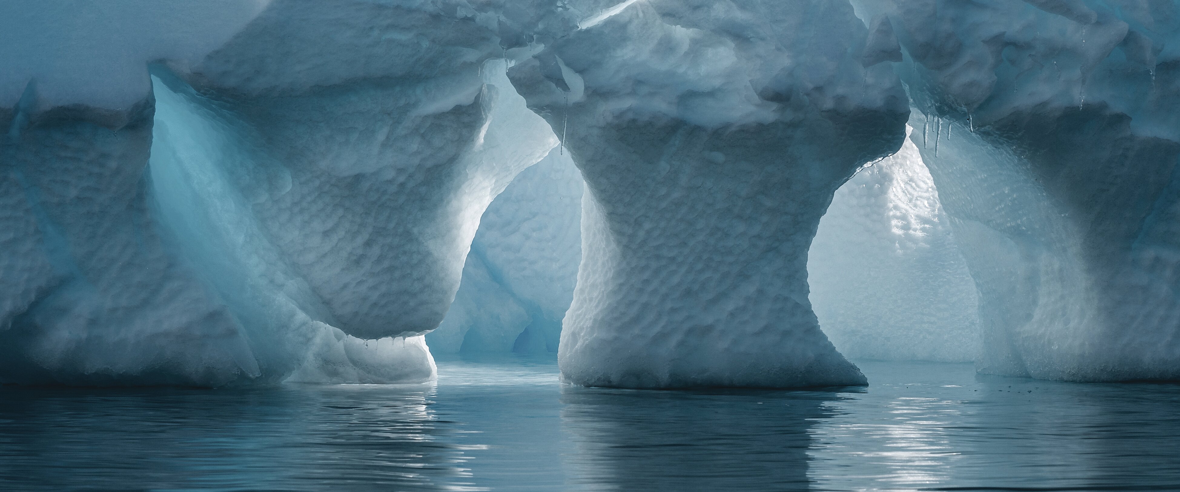 IGP-DURA®one 56 – Ein Pulverlacksystem für alle Bedürfnisse | © Shutterstock Mann in einer Eishöhle | IGP-DURA®one 56 Pulverlack-Serie für tiefere Einbrenntemparaturen | © Shutterstock