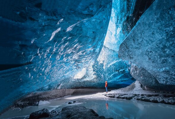 Mann in einer Eishöhle | IGP-DURA®one 56 Pulverlack-Serie für tiefere Einbrenntemparaturen | © Shutterstock