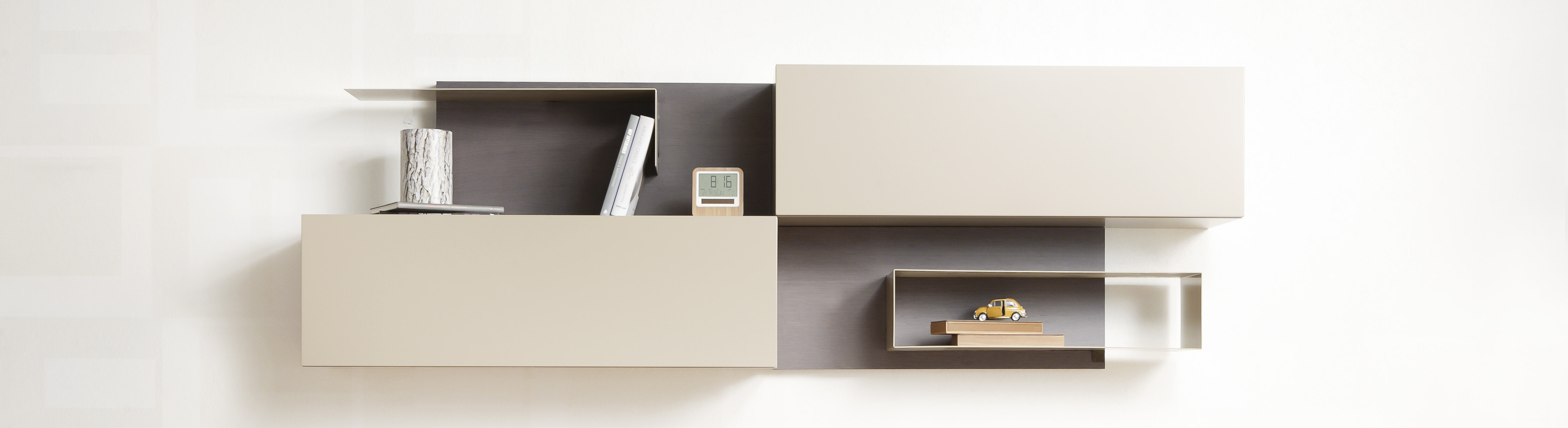 Beige/graue Wohnwand mit Sideboard und Regal. Behandelt mit Pulverlack für qualitative Ästhetik | © Shutterstock