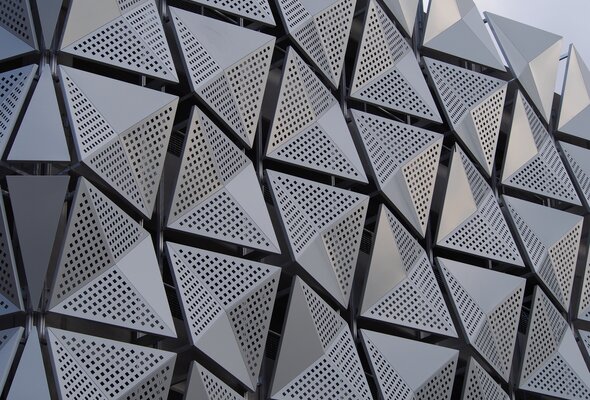 Aluminiumkonstruktion als Fassade, behandelt mit IGP Pulverlack | © Shutterstock