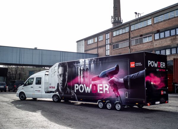 Powder IGP on Tour | © IGP Pulvertechnik AG Der IGP Powder Truck. Auf dem Truck sind mehrere Menschen und eine Beschichtungsmaschine für Pulverlack ersichtlich. | © IGP Pulvertechnik AG