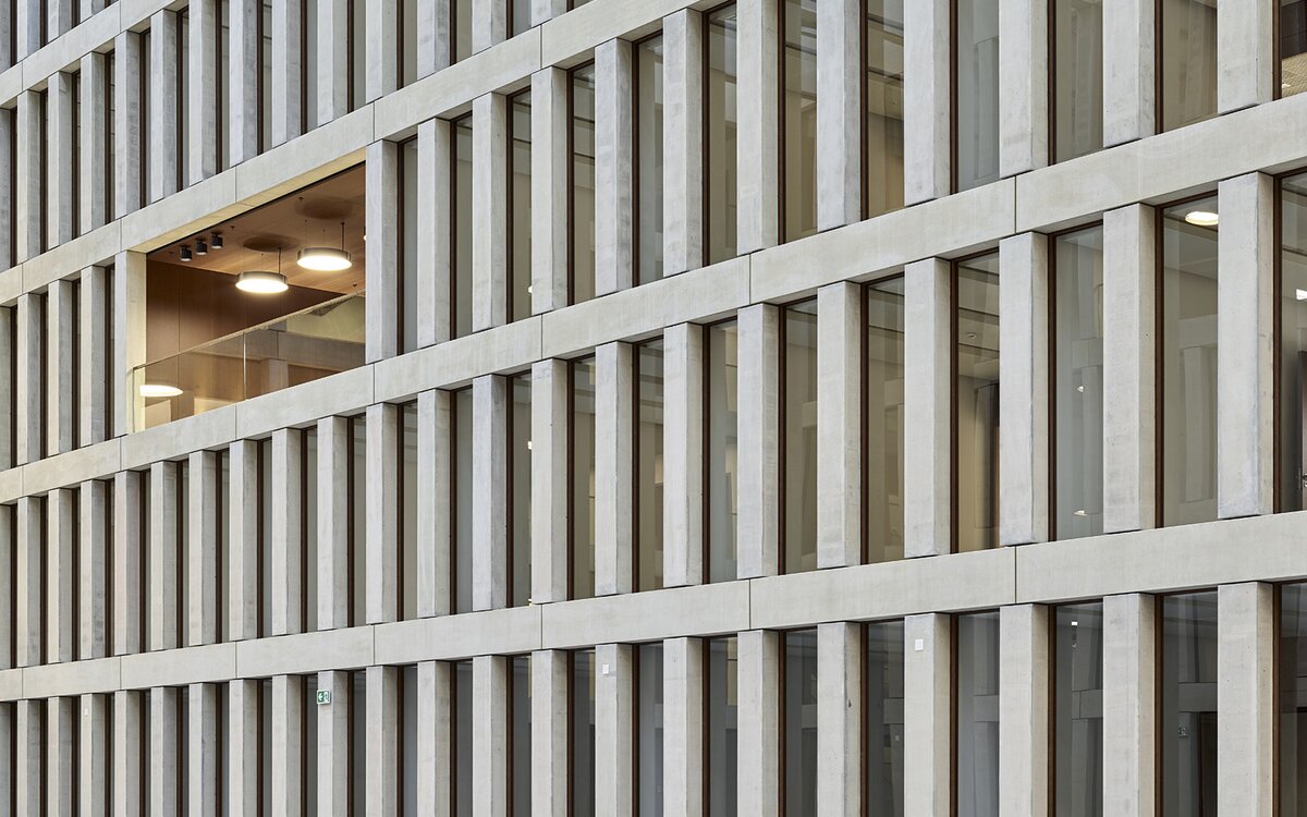 Verwaltungszentrum Guisanplatz, Bern | © IGP Pulvertechnik AG Seitenansicht des Verwaltungszentrum Guisanplatz, Bern: Detailaufnahme der Oberfläche, Vollendung durch IGP Pulverlacke | © IGP Pulvertechnik AG