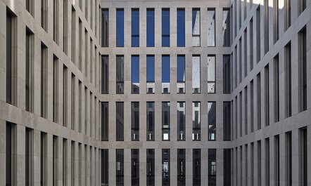 Verwaltungszentrum Guisanplatz, Bern | © IGP Pulvertechnik AG Innenhof des Verwaltungszentrum Guisanplatz, Bern: Detailaufnahme der Oberfläche, Vollendung durch IGP Pulverlacke | © IGP Pulvertechnik AG