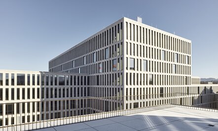 Verwaltungszentrum Guisanplatz, Bern | © IGP Pulvertechnik AG Von Balkon Aussicht auf das Verwaltungszentrum Guisanplatz, Bern: Oberflächen behandelt mit Pulverlacke der IGP | © IGP Pulvertechnik AG