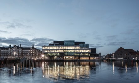 Ansicht von BLOX, Kopenhagen in der Dämmerung: Oberflächen sind mit Pulverlacke der IGP beschichtet worden, Gebäude ist extremen Witterungsbedingungen ausgesetzt | © IGP Pulvertechnik AG