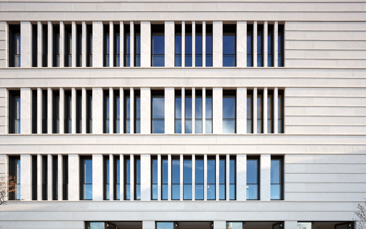 Deutsche Botschaft, Belgrad | © IGP Pulvertechnik AG Ansicht der Deutschen Botschaft in Belgrad: Oberflächen wurden mit Pulverlack der IGP beschichtet | © IGP Pulvertechnik AG