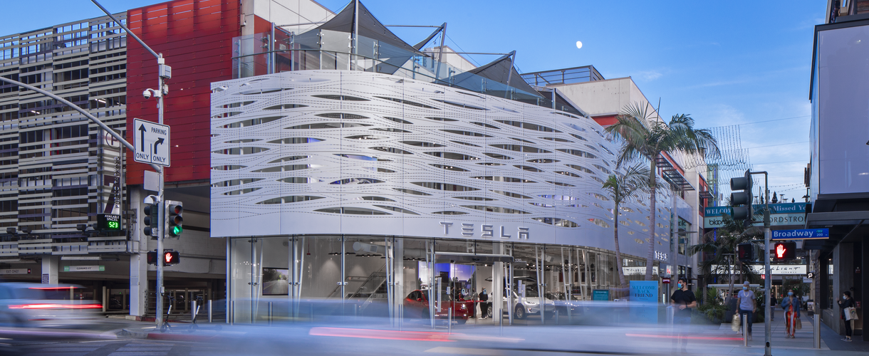 Ansicht des Teslas Santa Monica Showrom in Santa Monica: Die Fassade des Tesla-Ausstellungsraums trotzt dank IGP Pulverlack dem sonnigen Küstenwetter in Santa Monica. | © IGP Pulvertechnik AG