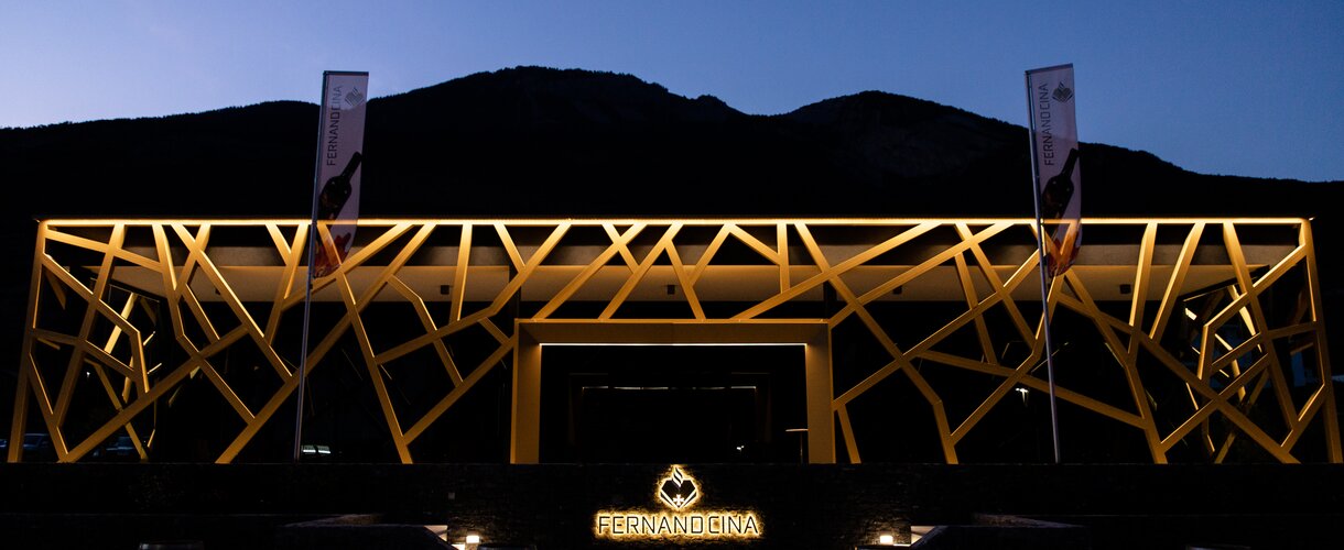 Ansicht Weinkellerei Fernand Cina, Salgesch in der Nacht: Aluminiumkonstruktion wurde mit IGP Pulverlack beschichtet | © IGP Pulvertechnik AG