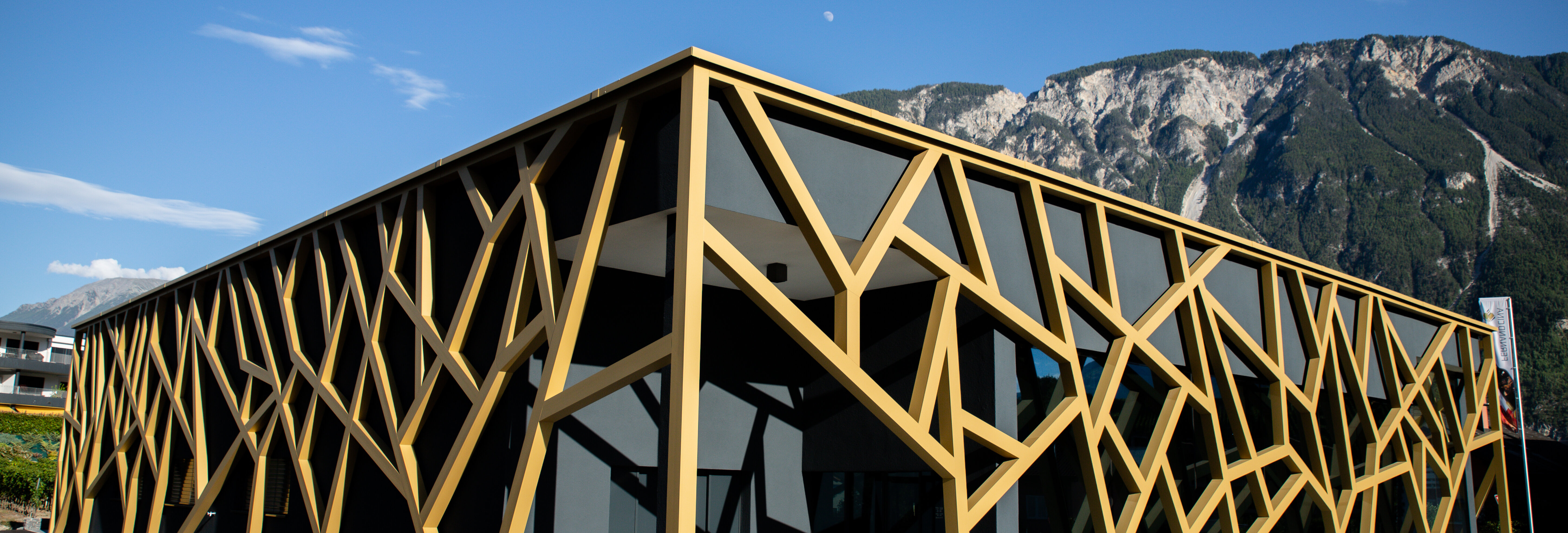 Weinkellerei Fernand Cina, Salgesch - CH | © IGP Pulvertechnik AG Eckansicht der Weinkellerei Fernand Cina, Salgesch: Aluminiumkonstruktion wurde mit IGP Pulverlack beschichtet | © IGP Pulvertechnik AG