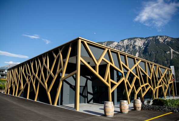 Eckansicht der Weinkellerei Fernand Cina, Salgesch: Aluminiumkonstruktion wurde mit IGP Pulverlack beschichtet | © IGP Pulvertechnik AG