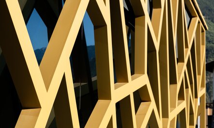 Weinkellerei Fernand Cina, Salgesch - CH | © IGP Pulvertechnik AG Seitenansicht der Weinkellerei Fernand Cina, Salgesch: Aluminiumkonstruktion wurde mit IGP Pulverlack beschichtet | © IGP Pulvertechnik AG