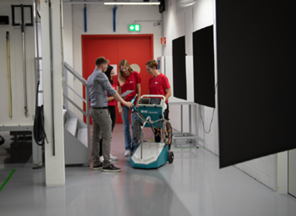 Individuelles Training | © IGP Pulvertechnik AG 3 Mitarbeitende der IGP Pulvertechnik AG und ein Kunde unterhalten sich über die Beschichtungen der Pulverlacke | © IGP Pulvertechnik AG