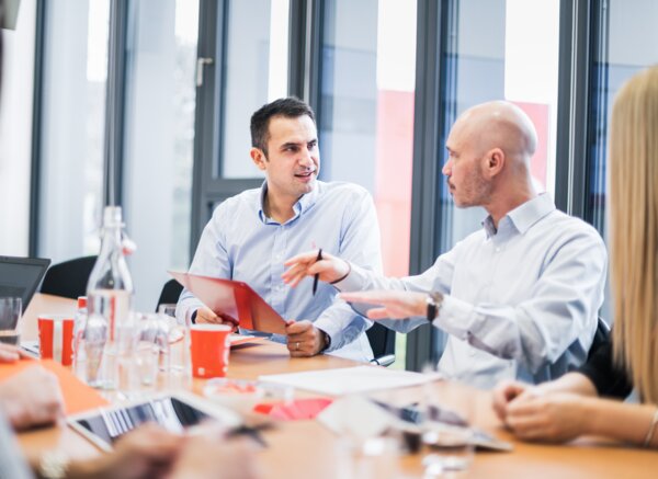 Arbeitsumfeld Büro | © IGP Pulvertechnik AG 2 Mitarbeiter der IGP Pulvertechnik AG unterhalten sich. | © IGP Pulvertechnik AG